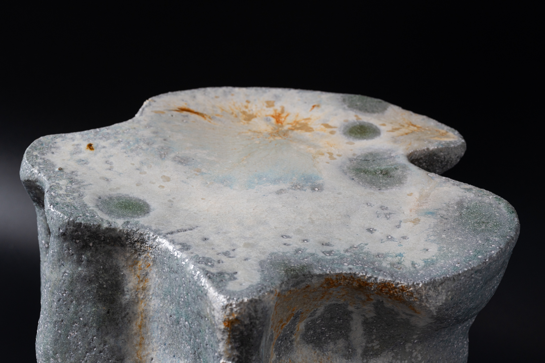 Jù — A Grounded Rest, ceramic by Yangzi Huang